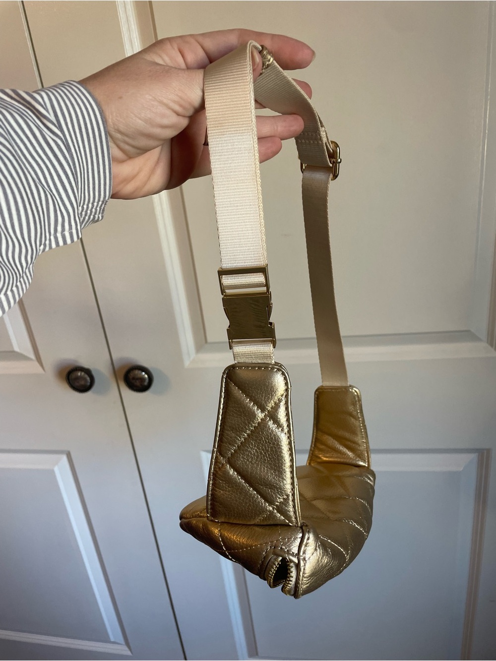 Lilly Pulitzer Quilted Metallic Gold Crossbody Belt Bag - Picture 3 of 3
